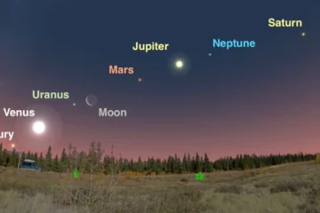 5 planetas y una luna creciente se alinean en el cielo nocturno